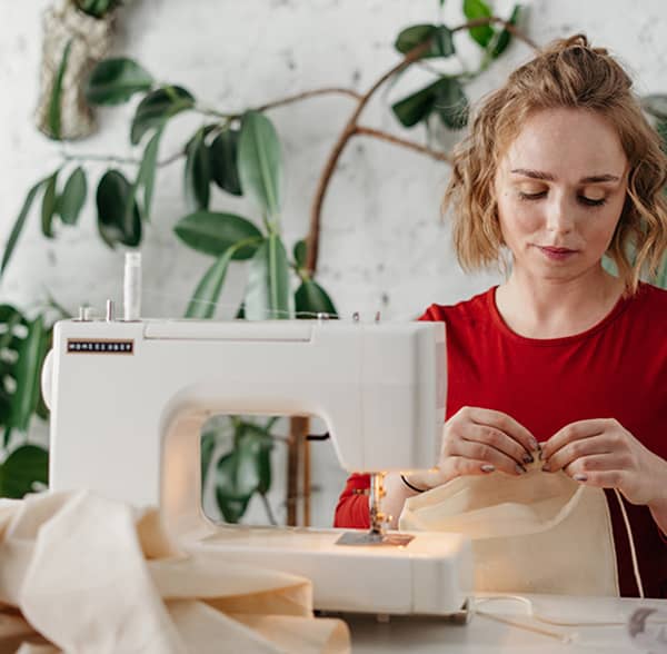 Creasub couturière dans son atelier